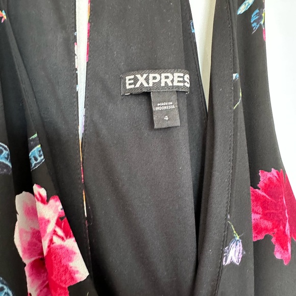 Floral Romper with Pockets - Picture 6 of 8